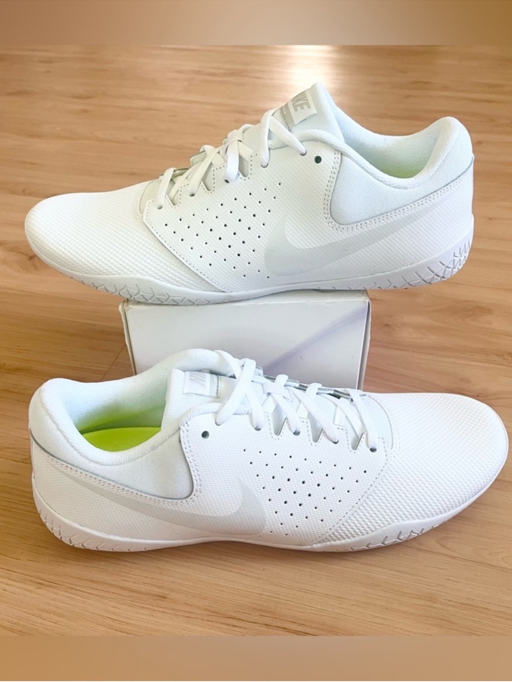 Nike Women's Sideline IV
Cheerleading Shoes, White/ Pure Platinum Size 11.0 US